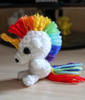 http://abuelitarapta.blogspot.com.es/2014/01/rainbow-love-unicorn-patron.html