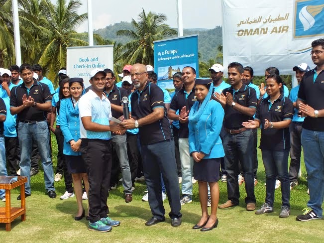 Vidush Rajendran, Nett Runner-Up receiving his trophy and prize from Gihan Karunaratne, Country Manager for Sri Lanka and Maldives, Oman Air.