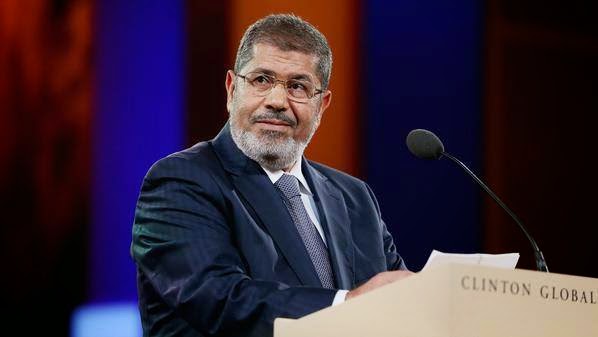 النشطاء بعد رسالة د. مرسي من محبسه.. التركيز على الثورة