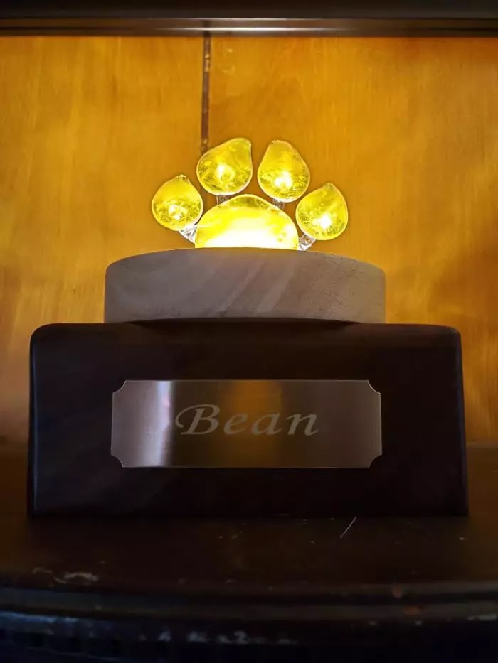 Company Turns Ashes Of ’People’s Pets Into Glass Replica Paws To Serve As An Everlasting Memorial