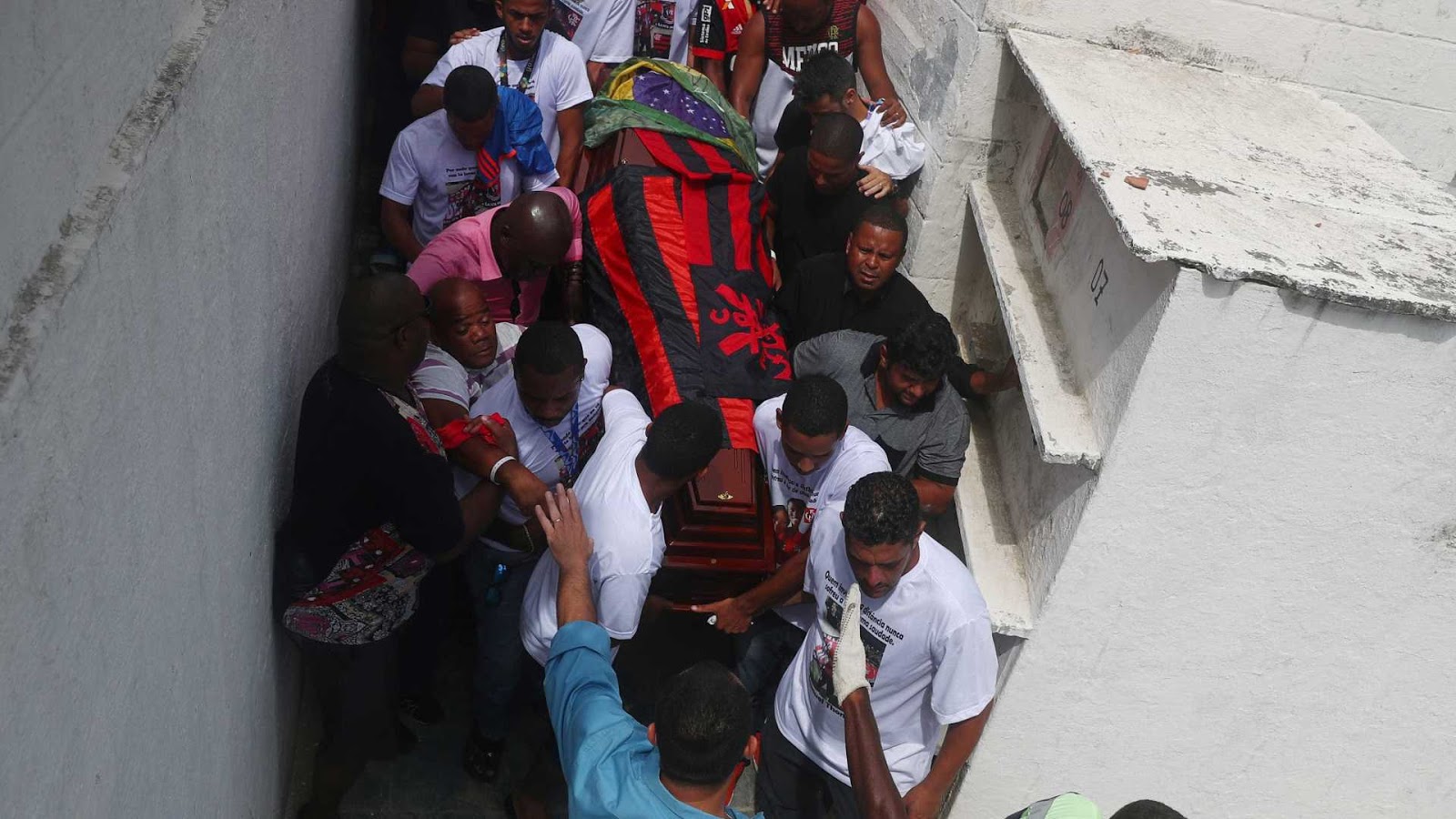 Famílias enterram as cinco últimas vítimas da tragédia do Flamengo