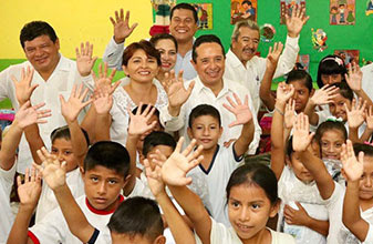 Becas, uniformes, mochilas y útiles para que niños y jóvenes continúen y terminen su educación: Carlos Joaquín