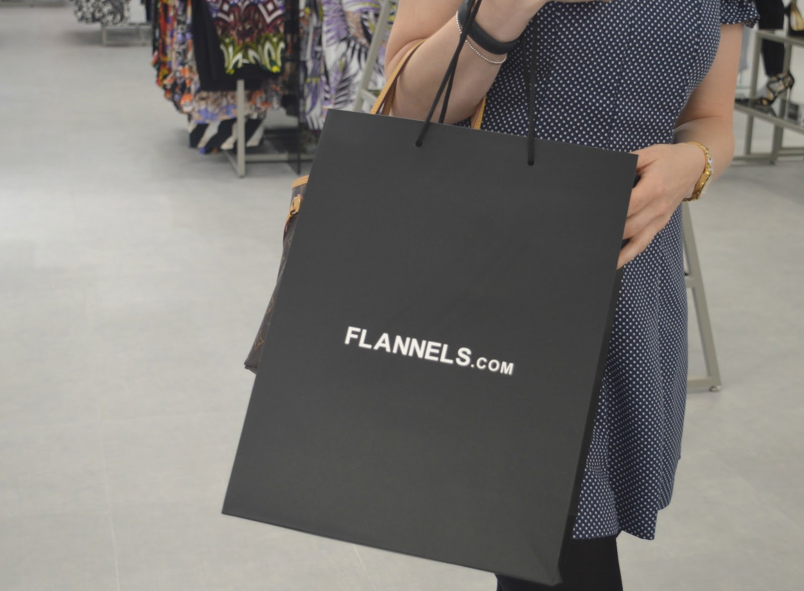 Shop Flannels Women's Medium Shoulder Bags up to 70% Off | DealDoodle
