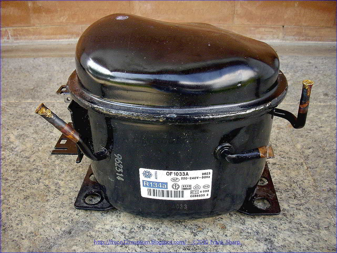 Under The Ice. HERMETIC COMPRESSOR ELECTROLUX (VERDICHTER OE) OF1033A