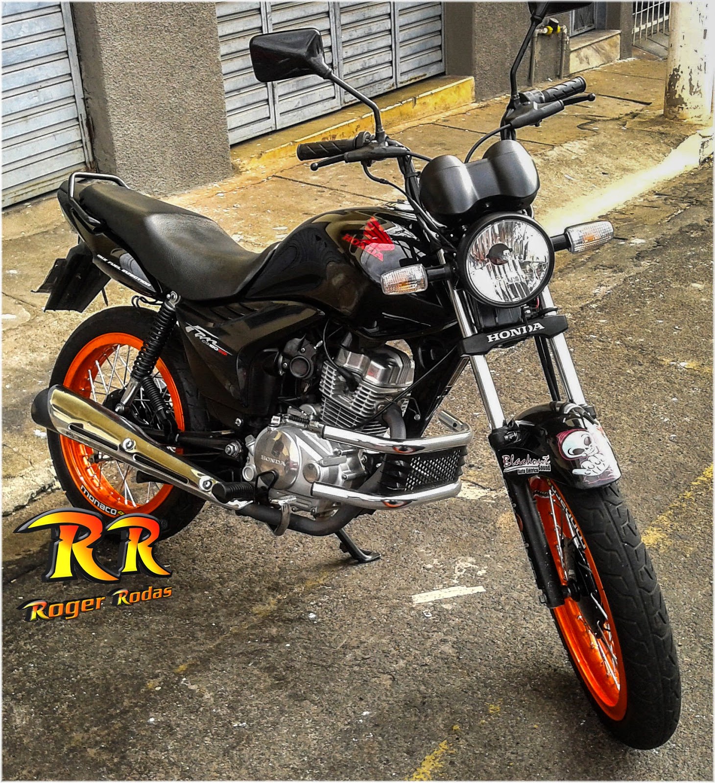 roger rodas Fan 150 ESi preta com aros Monaco Motard laranjado