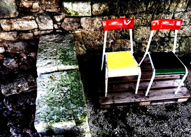 chaise en couleur chateau de bruniquel