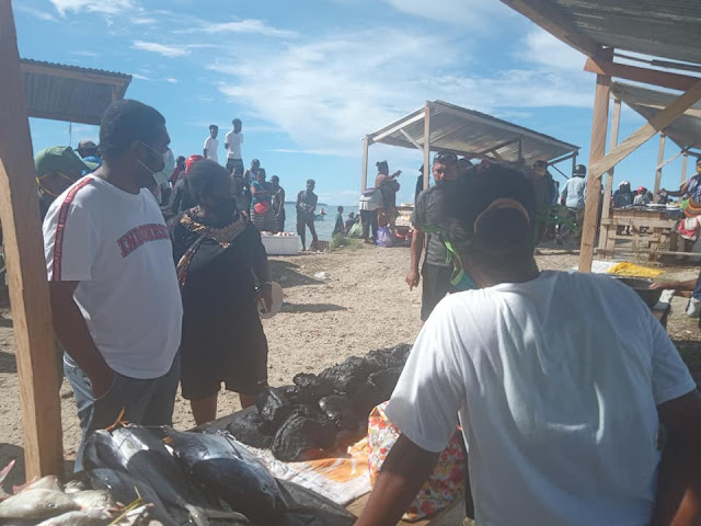 Herry Ario Naap Kunjungi Pasar Ikan Bosnik, Lihat Kondisi Pasar dan Motivasi Masyarakat Herry Ario Naap Kunjungi Pasar Ikan Bosnik, Lihat Kondisi Pasar dan Motivasi Masyarakat