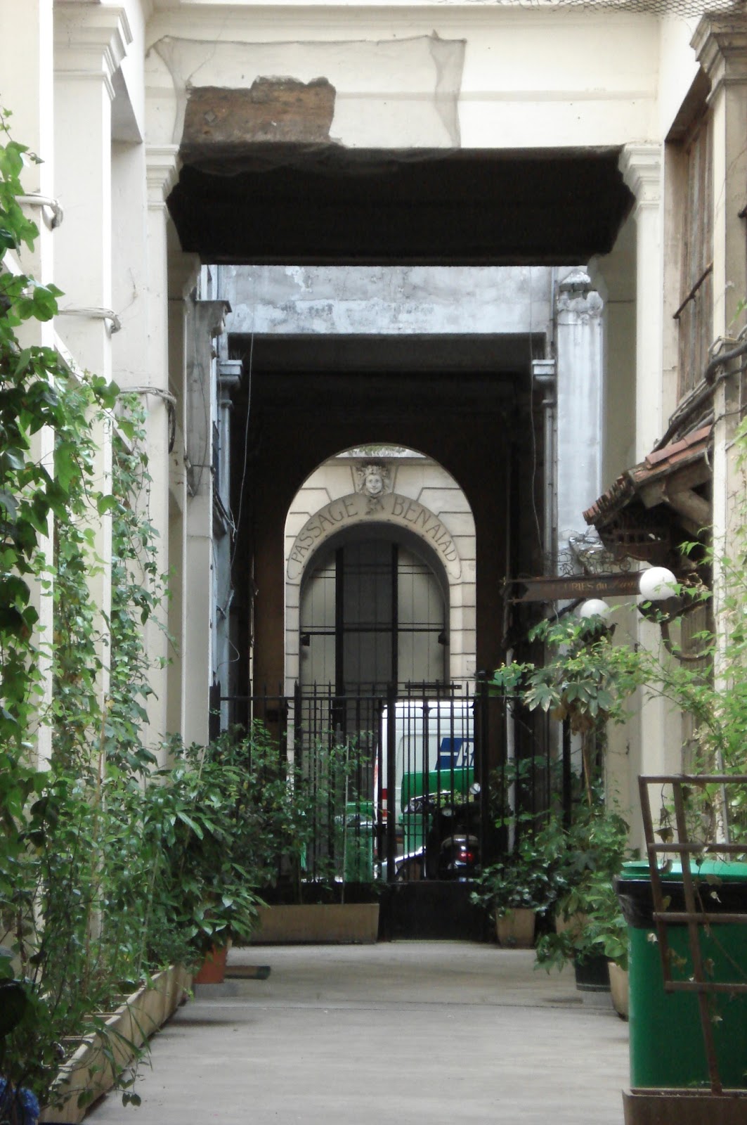 Paris on thème Les passages couverts. Passage BenAïad (ancien passage