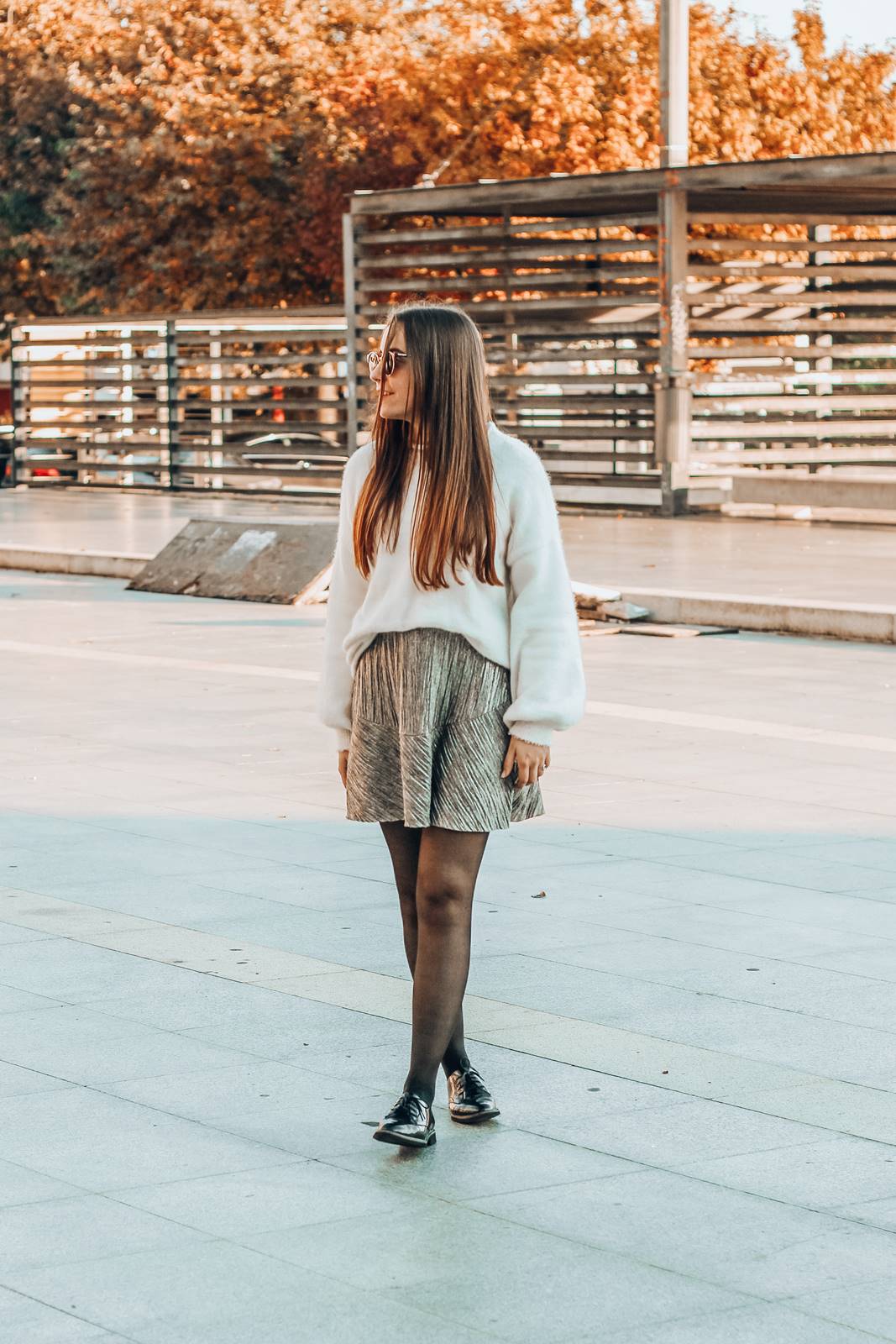 outfit_silver_skirt_rockport_shoes