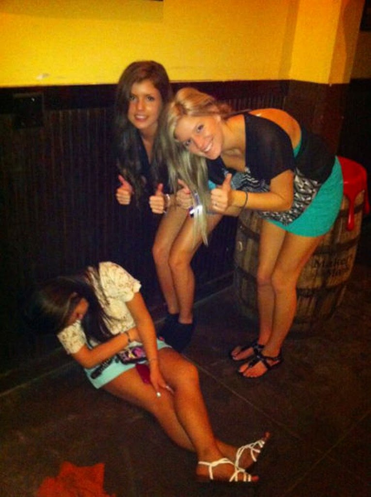 Бухую девочку. Пьяные подруги. Три пьяные девушки.