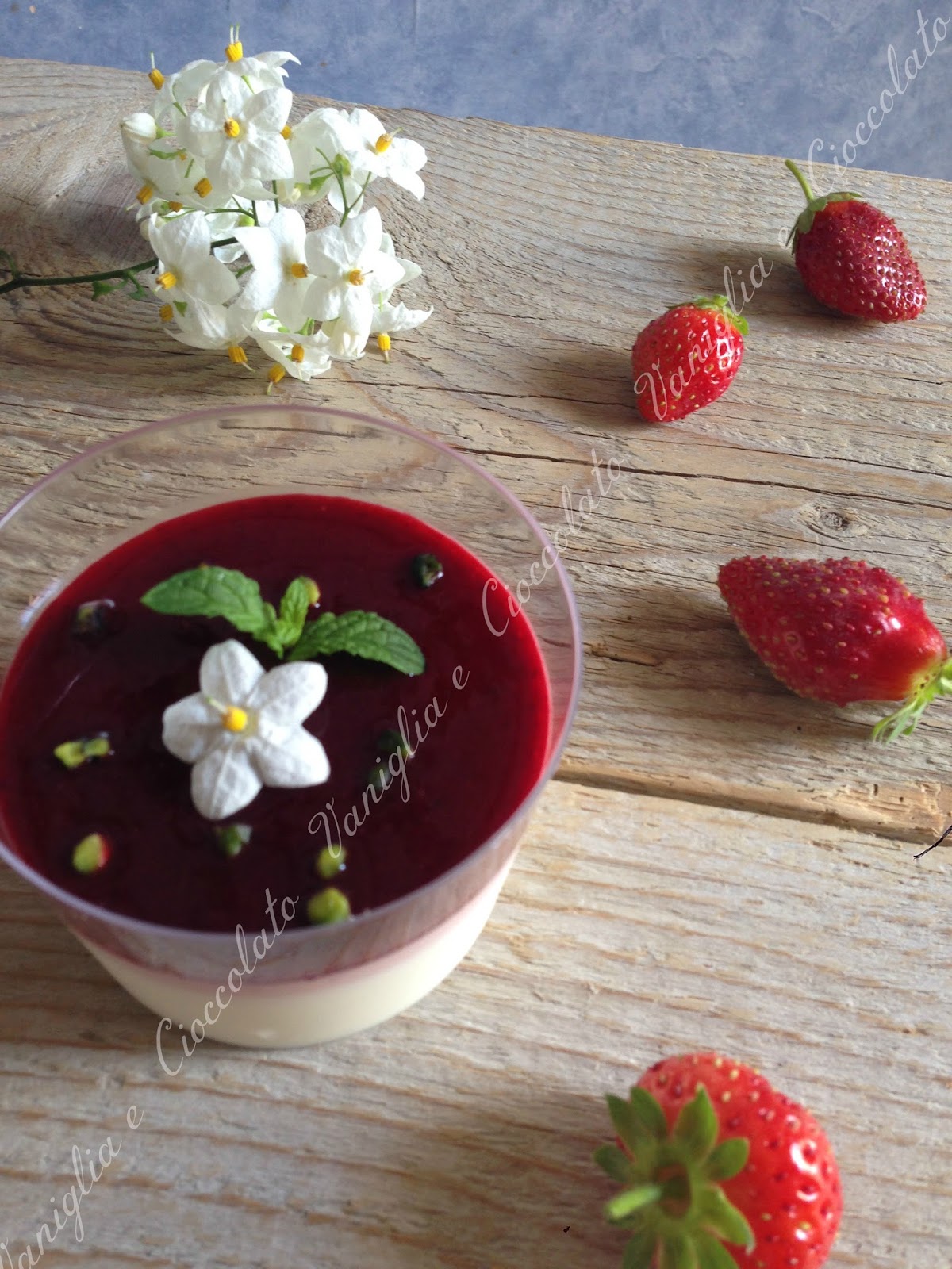 vaniglia e cioccolato Panna cotta alla vaniglia e fragola