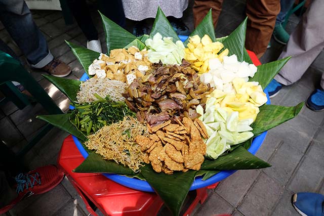 According To Me Rujak Cingur Ahmad Jais Surabaya Rujaknya Crazy Rich Surabayans