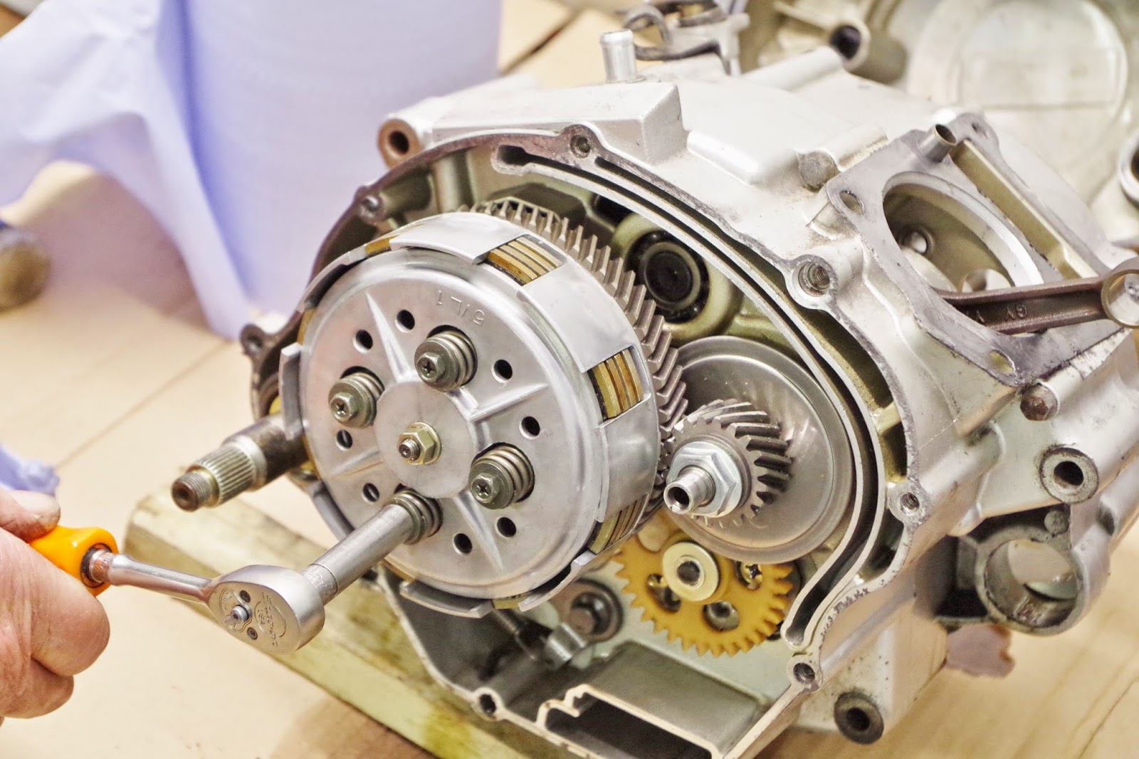 Yamaha YBR 125 Owner Blog Yamaha YBR 125 clutch removal ( engine