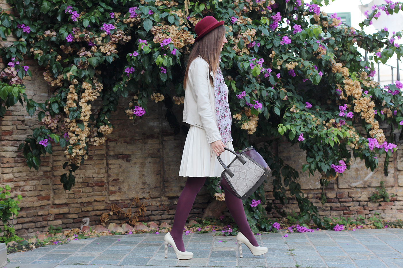 outfit ootd italian fashion blogger cream burgundy zara bijou brigitte plissé skirt jacket leather hat hells shoes