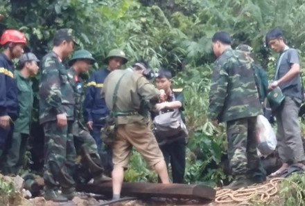 Toan canh ngay thu hai giai cuu cac nan nhan dao vang bi mac ket - Anh 11