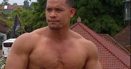 cerita seks: cerita seks istriku di entot maling bejat kontol gede