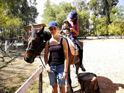 Ana Elisa trabajando la movilidad con Mateo y su nueva amiga alemana
