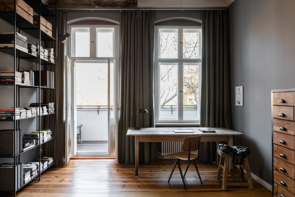 Oda al gris en un apartamento de atmósfera masculina en Berlín
