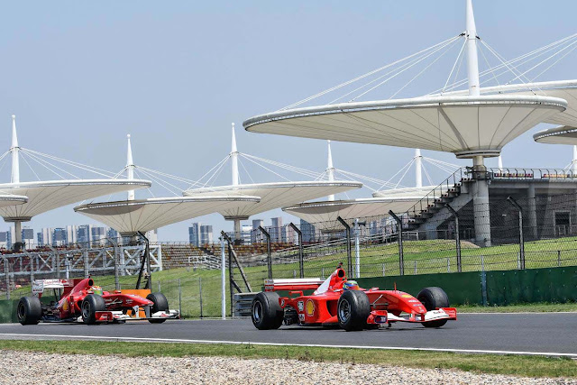 F1 clienti programm, 2 red Formel 1 cars racing in Shanghai