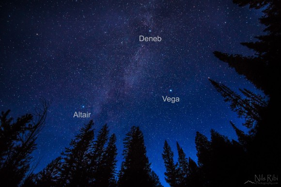 Deneb, Altair dan Vega membentuk segitiga musim panas