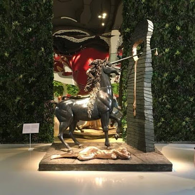 Museo Erarta - Эрарта - Arte Contemporáneo en San Petersburgo, Rusia. Escultura de unicornio atravesando pared con su cuerno.