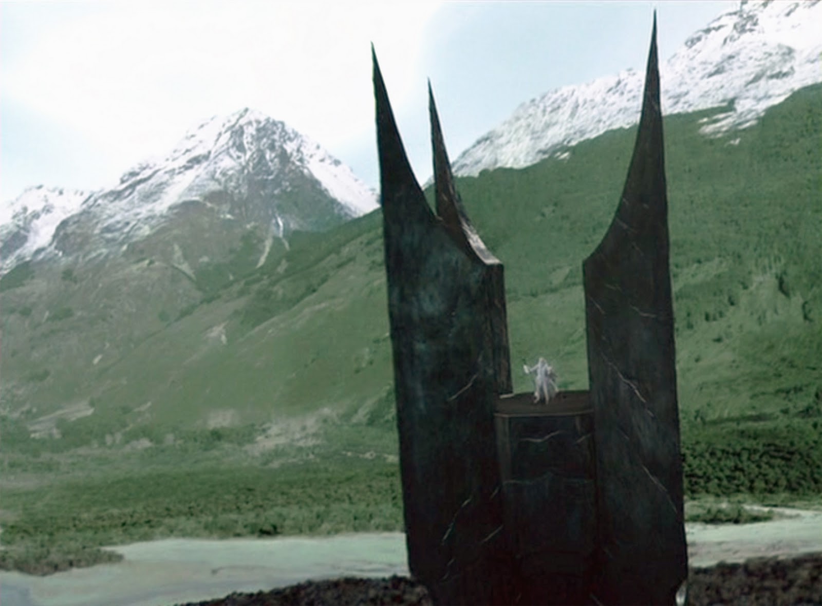 Саруман на башне. Башня сарумана. Ортханк властелин колец. Башня сарумана. Башня сарумана властелин колец.