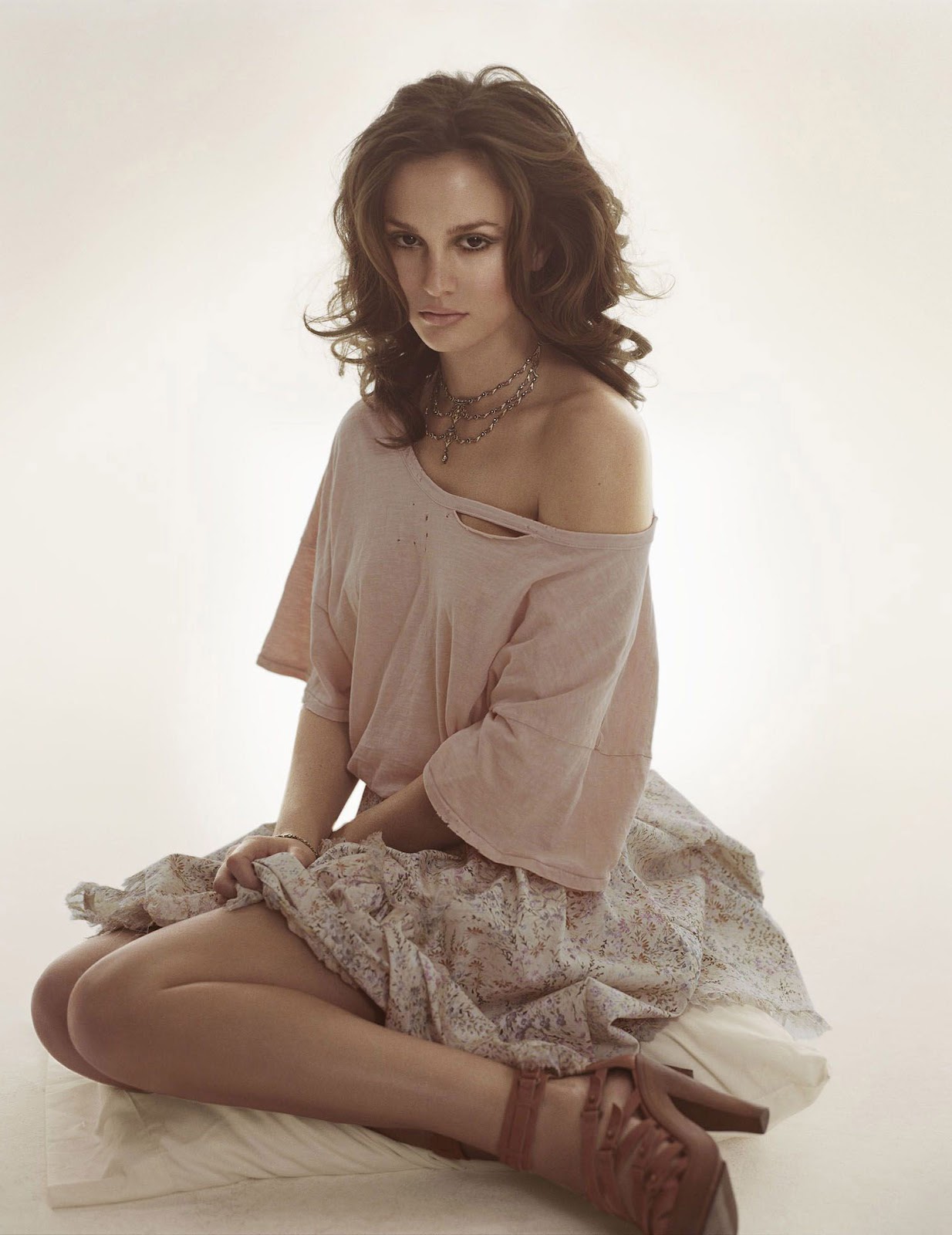 Leighton Meester Sexy Photoshoot Hottest Pictures & Wallpapers