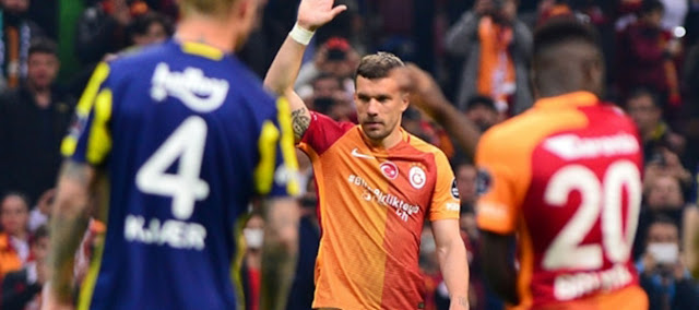 Lukas Podolski: Bizden 2-3 gömlek aşağıda...