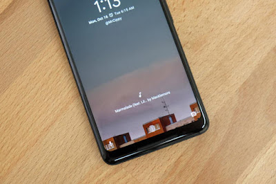 Spesifikasi Google Pixel 2 XL Spesifikasi Google Pixel 2 XL Bagian metal ini punya finishing agak-agak kasar dimana memegangnya jadi lebih enak, tidak terlalu licin dan juga tidak nyeplak sidik jari. Di bagian belakang ini Sobat gadget bisa lihat logo Google yang ukurannya kecil, ada juga sensor fingerprint dan modul kamera yang desainnya tidak meyakinkan. Kalau di bagian depannya, Google menempatkan kamera selfie di sisi kiri, sementara di kanan ada LED notifikasi. di jidat dan dagunya masing-masing ada satu speaker, yang artinya Pixel 2 XL punya speaker stereo. Selain itu Pixel 2 XL juga sudah mengantongi sertifikat IP67. Sementara yang kurang suka dari desain Pixel 2 XL adalah posisi tombol fisiknya. Tidak seperti kebanyakan Android lainnya, tombol power dan volume Pixel 2 XL ini posisinya terbalik. Power di atas, volume di bawahnya. Kelebihan Sudah memakai bahan metal, 2,5D dengan sedikit tambahan bahan kaca di bagian belakang bodi nya di mana hal ini sangat lah enak untuk di gunakan. Tipe jaringan 4G LTE Cat 15 yang ada sudah sangat cepat untuk melakukan aktivitas browsing di internet dalam sehari – hari. Ada fitur Always on Display yang bisa memberitahukan pengguna jika ada informasi baru masuk ke dalam smartphone.
