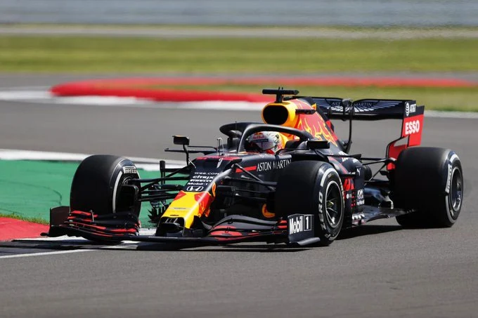 Max Verstappen con la Red Bull nelle prove libere del gran premio di Gran Bretagna 2020