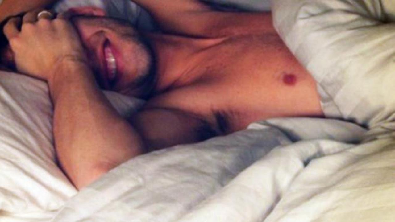 красивый парень в кровати селфи. селфи парня в кровати. мужчина в постели селфи. селфи парня в кровати. спящий сергей лазарев.