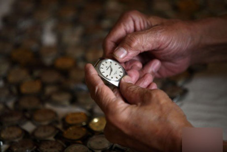 Cu ong 78 tuoi chiu choi, sam 1600 chiec dong ho - Anh 6