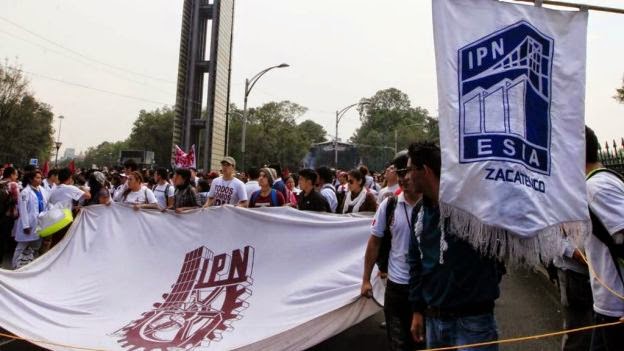 alumnos del poli protestan por las calles de la ciudad, además de portar la bandera institucional. 