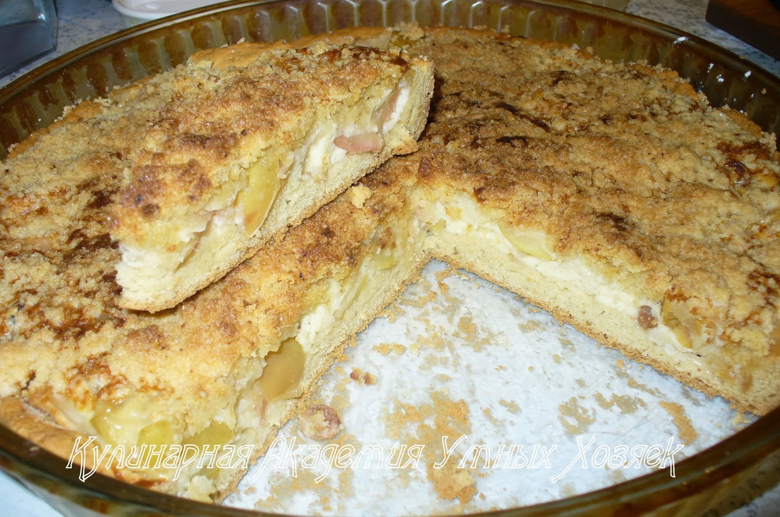песочный пирог с яблоками в разрезе