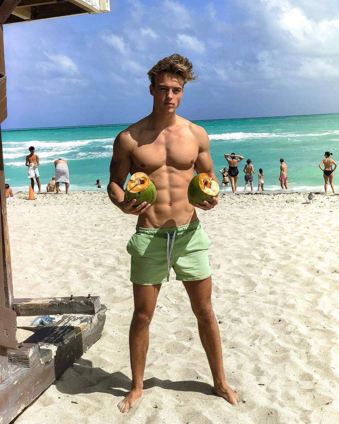 Накаченный на пляже. Красивые мужчины на пляже. Красивые парни на пляже. Спортивные парни на пляже. Мужчина на пляже с коктейлем.