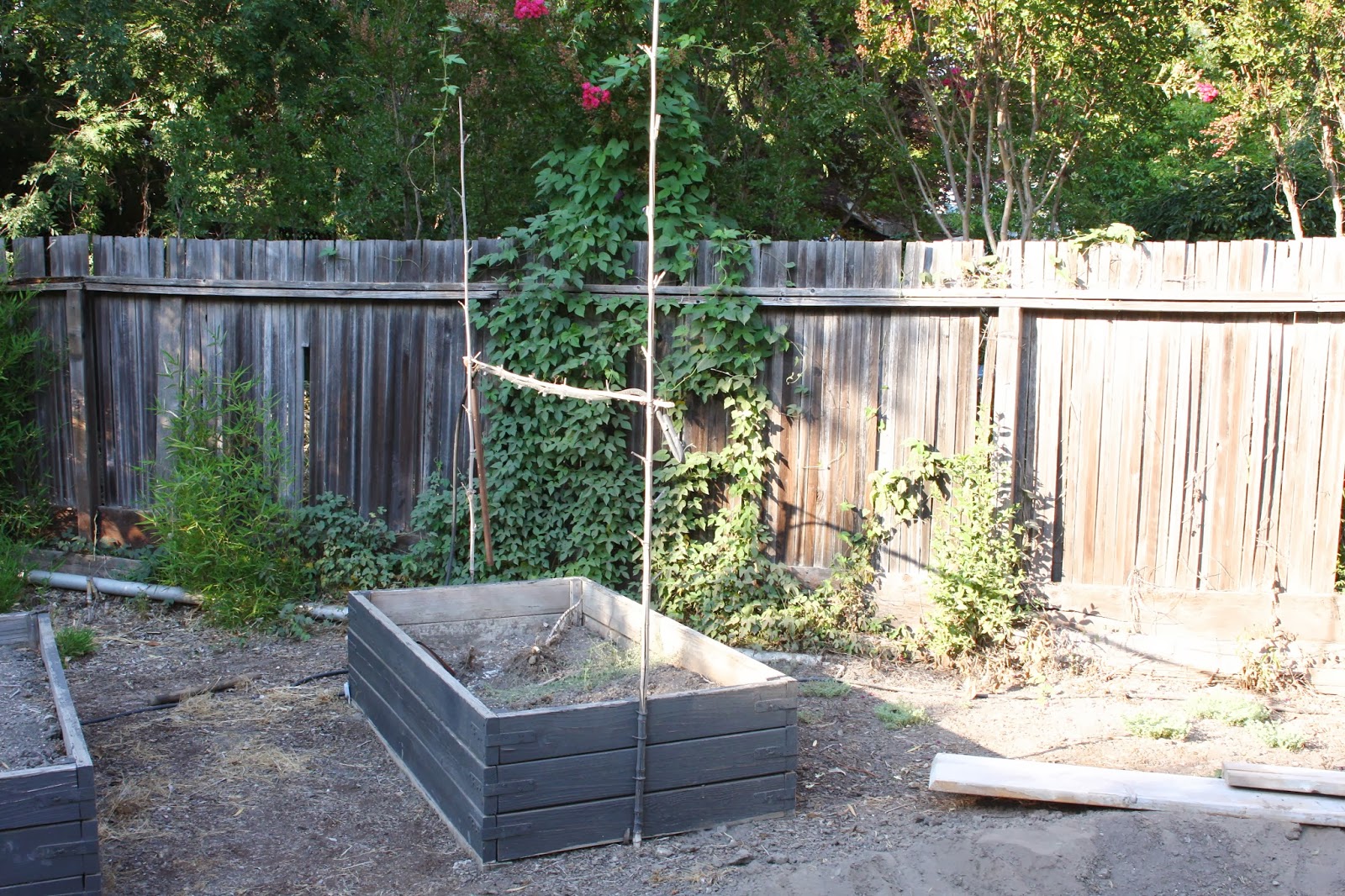 How to Install a Vinyl Fence - Buildipedia, image size:1600x1066