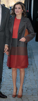 Manteau Hugo Boss / top Hugo Boss / jupe Hugo Boss / escarpins Hugo Boss / sac Hugo Boss