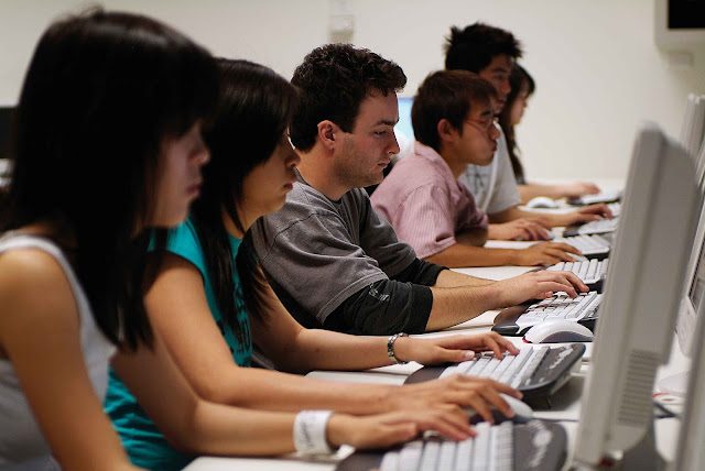PROS AND CONS OF AN ONLINE COLLEGE PROS AND CONS OF AN ONLINE COLLEGE
