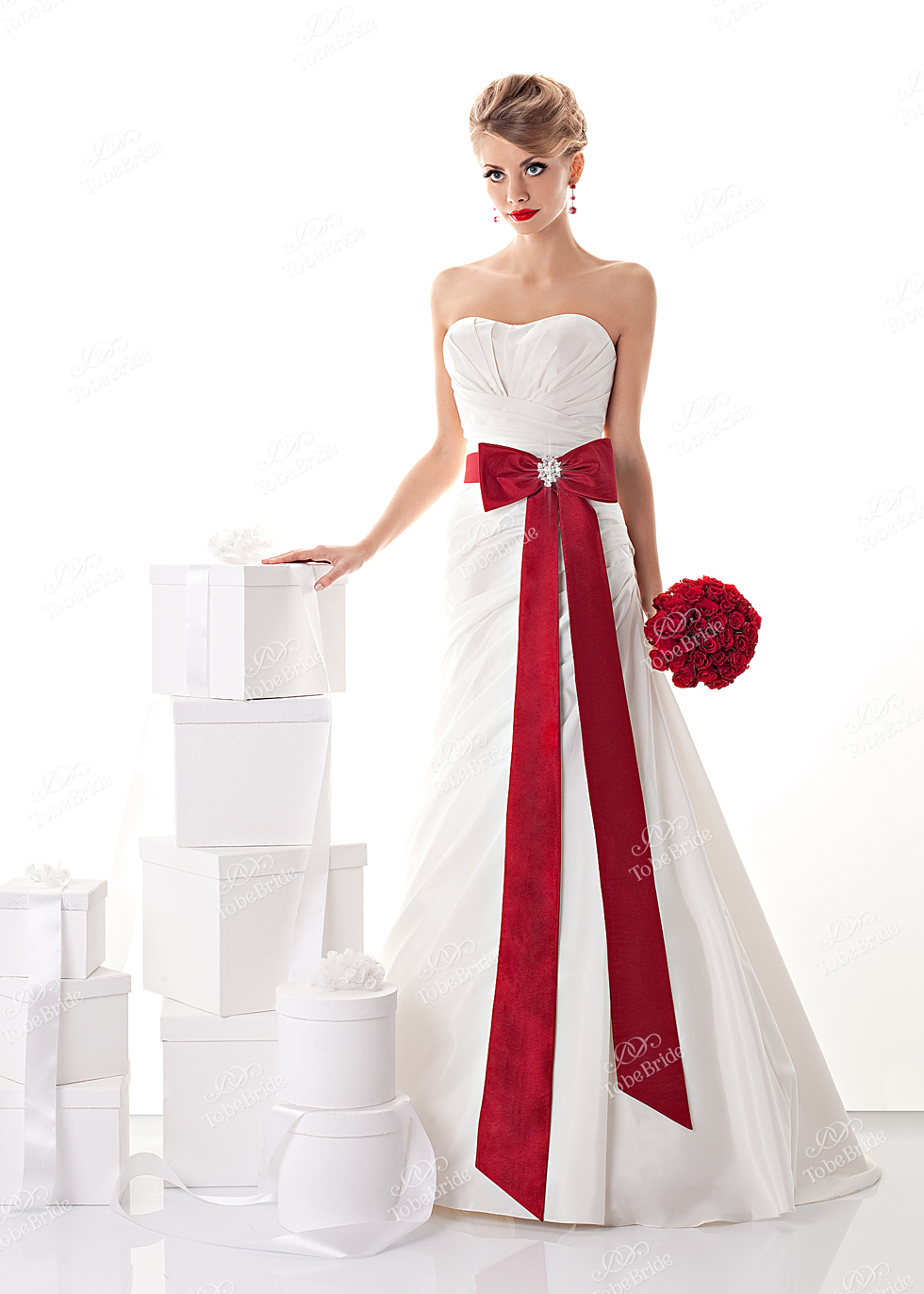 Платье с красным поясом. Свадебное платье с0139 to be Bride. Свадебное платье белое с красным. Белое свадебное платье с красным поясом. Свадебные платья красного цвета.