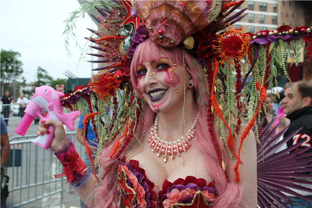 hablemos del popular desfile de sirenas (marmaid parade) en Nueva York