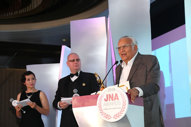 Mr. Navrattan Kothari expressing gratitude on receiving the award Mr. Navrattan Kothari expressing gratitude on receiving the award