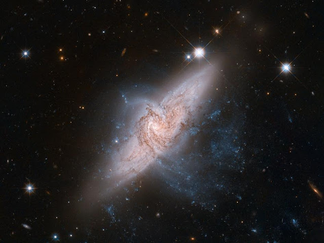 O Telescópio Espacial Hubble mostra uma rara visão de um par de galáxias que se sobrepõem
