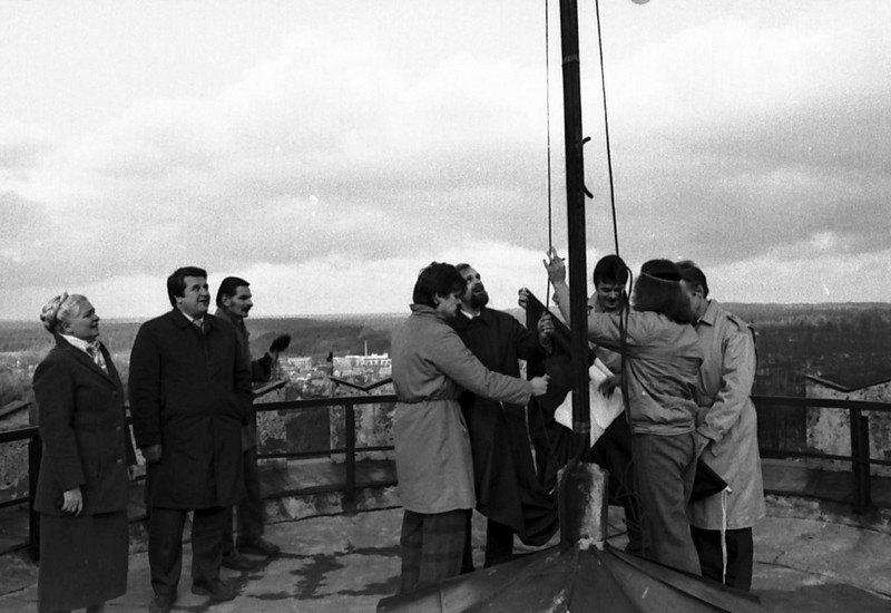 Sarkanbaltsarkano karogu 1988. gada . 22.oktobrī paceļ Cēsu nodaļas tautfrontieši N. Broks , I. Tim
