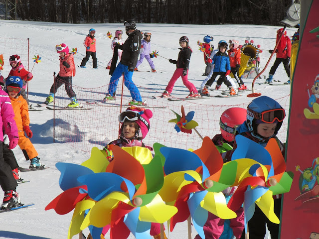 Prima Girandolata di Carnevale svoltasi a Cortina presso la scuola Happy Ski Cortina su idea di Girandoliamo