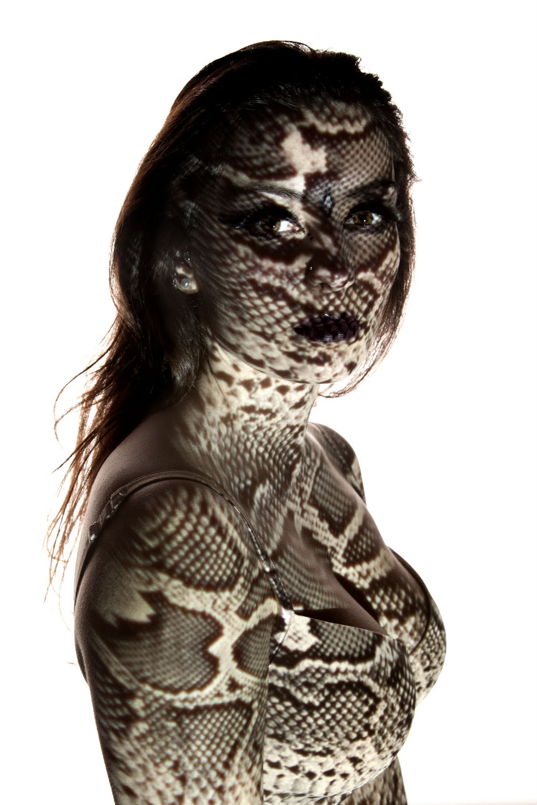 В змеиной шкуре 4 часть. Девушка с глазами рептилии. Animal Print рептилии. Snakeskin девушка.