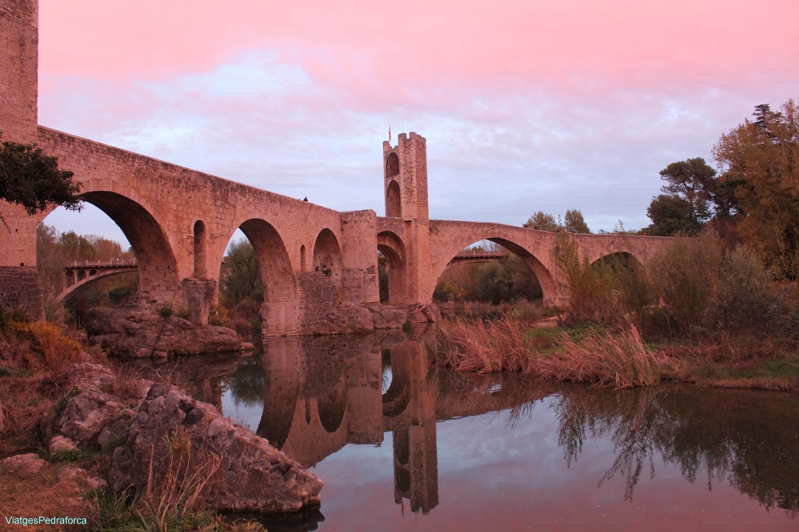 Pont medieval de Besalu tardor capvespre Garrotxa