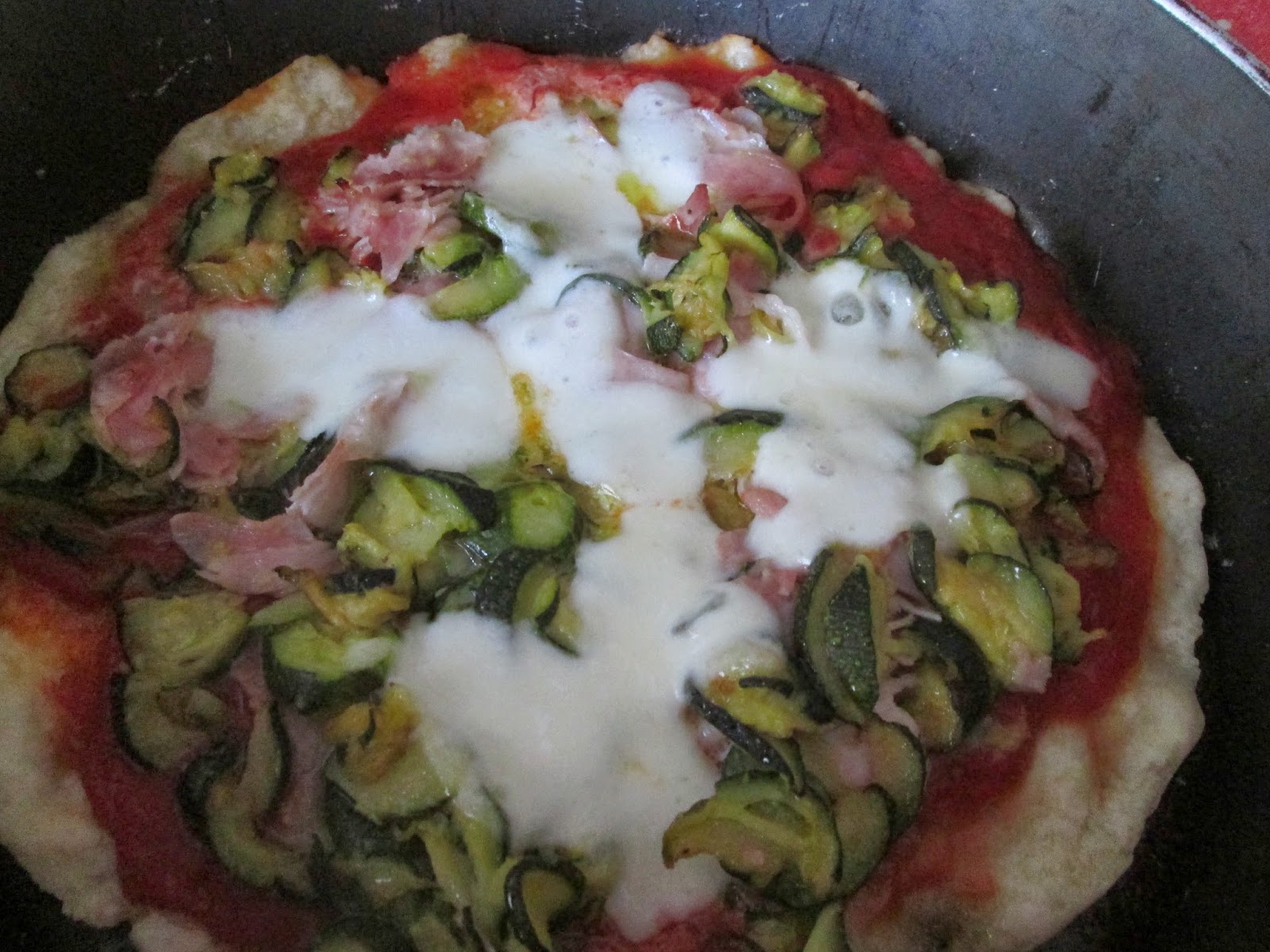 Pizza pomodoro mozzarella zucchine e prosciutto cotto, senza glutine e