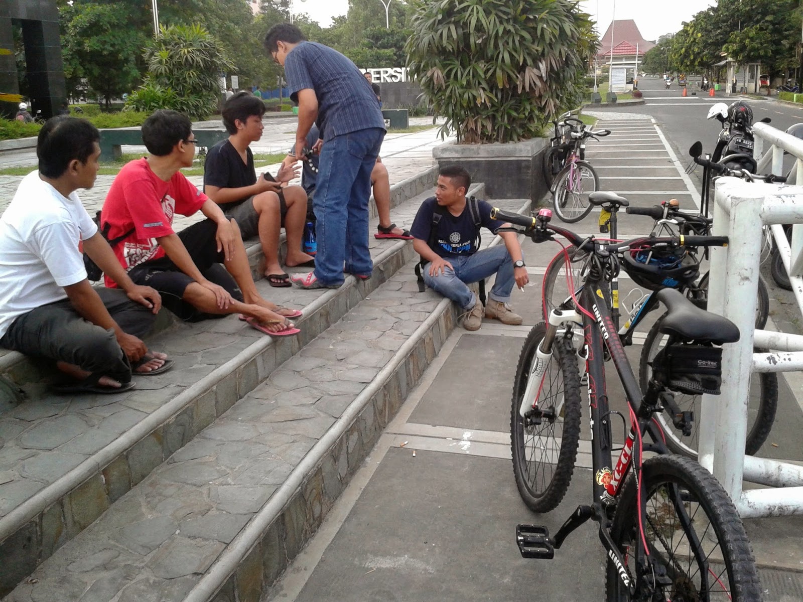 Teman-teman Bike to Work Jogja dan Bike to UGM