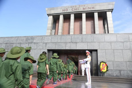 130 'chien si nhi' xuat quan di bo doi giua mua he - Anh 2