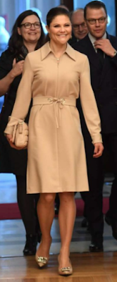 Robe Filippa K / escarpins Acne / sac Tiger of Sweden
